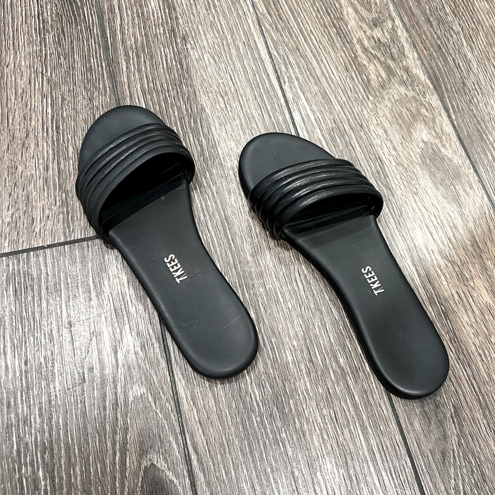 TKEES - Black Serena slide - ALMOST NEW